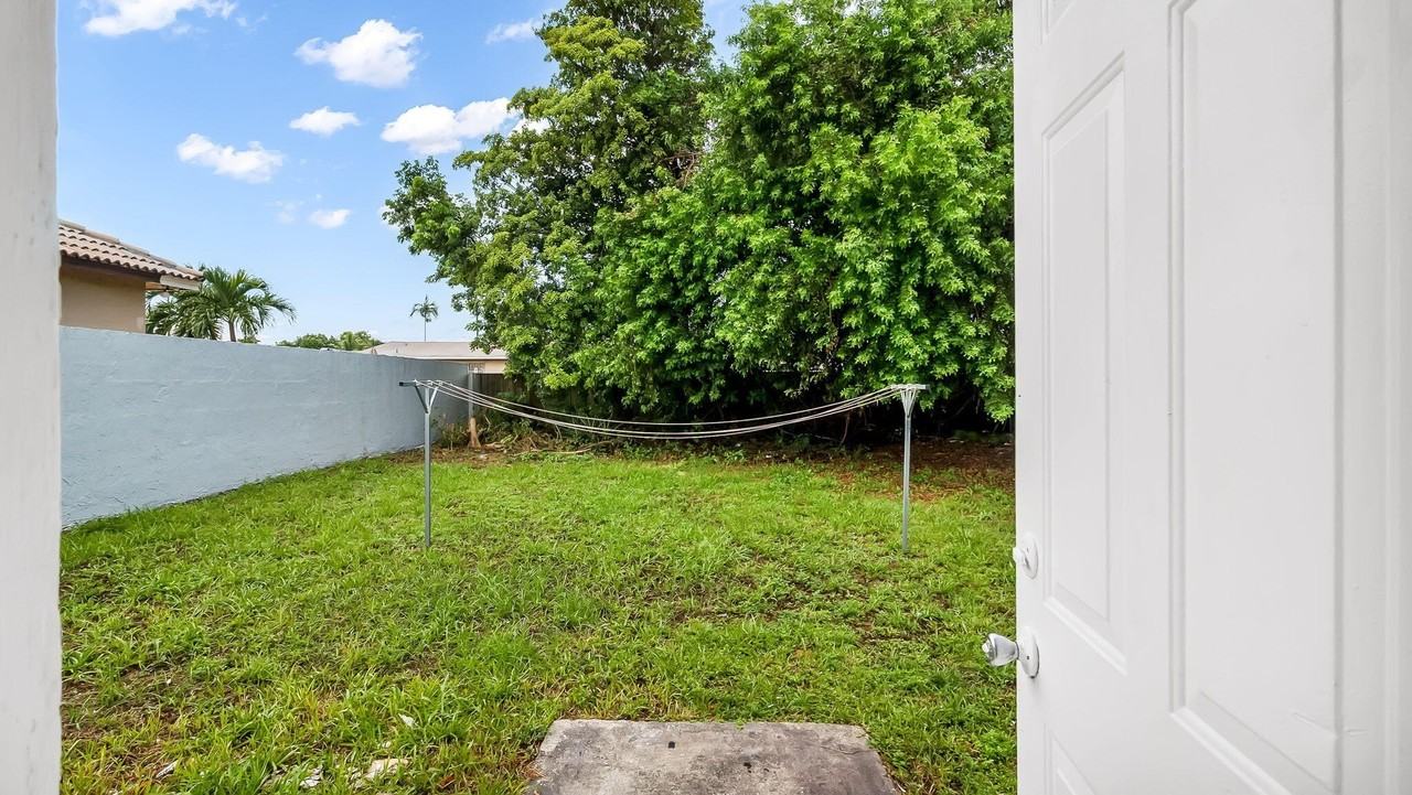 5015 Sw 25th St - Photo 4 of 27