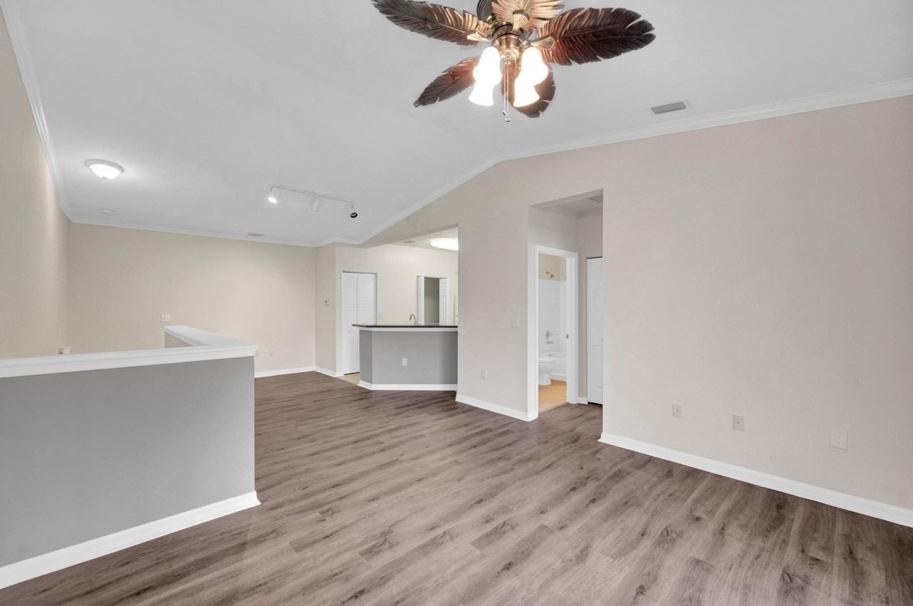 343 Se Rogers Ct - Photo 2 of 29