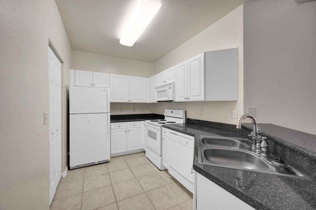 343 Se Rogers Ct - Photo 4 of 29
