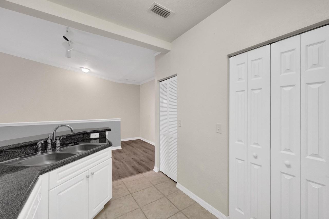 343 Se Rogers Ct - Photo 6 of 29