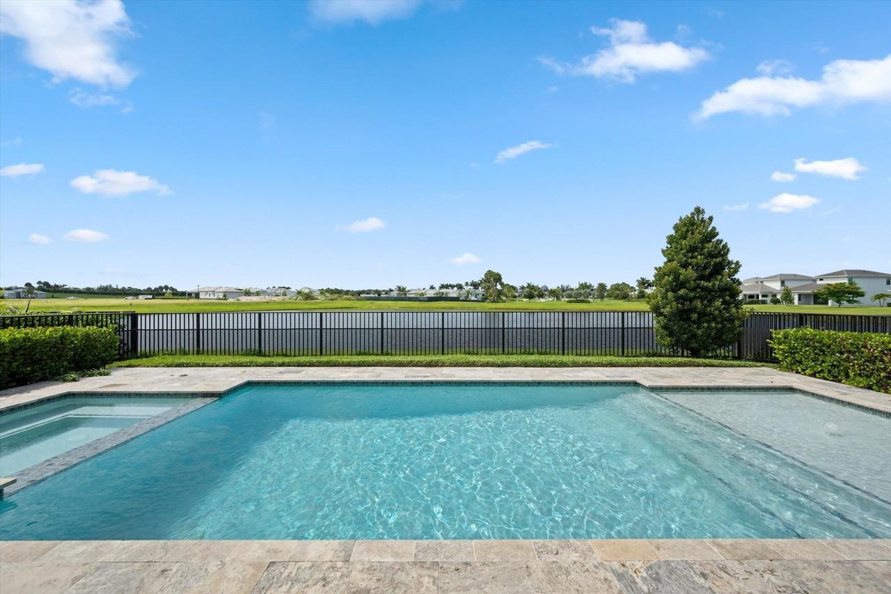 15664 Merritt Dr - Photo 4 of 50