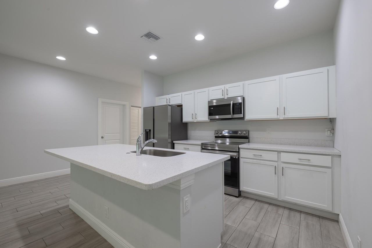 2240 84th Ct - Photo 5 of 16