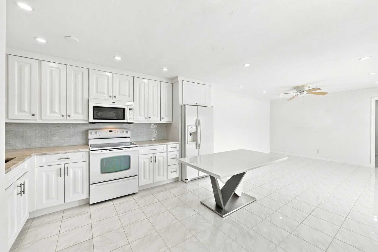 126 West Ct - Photo 3 of 34