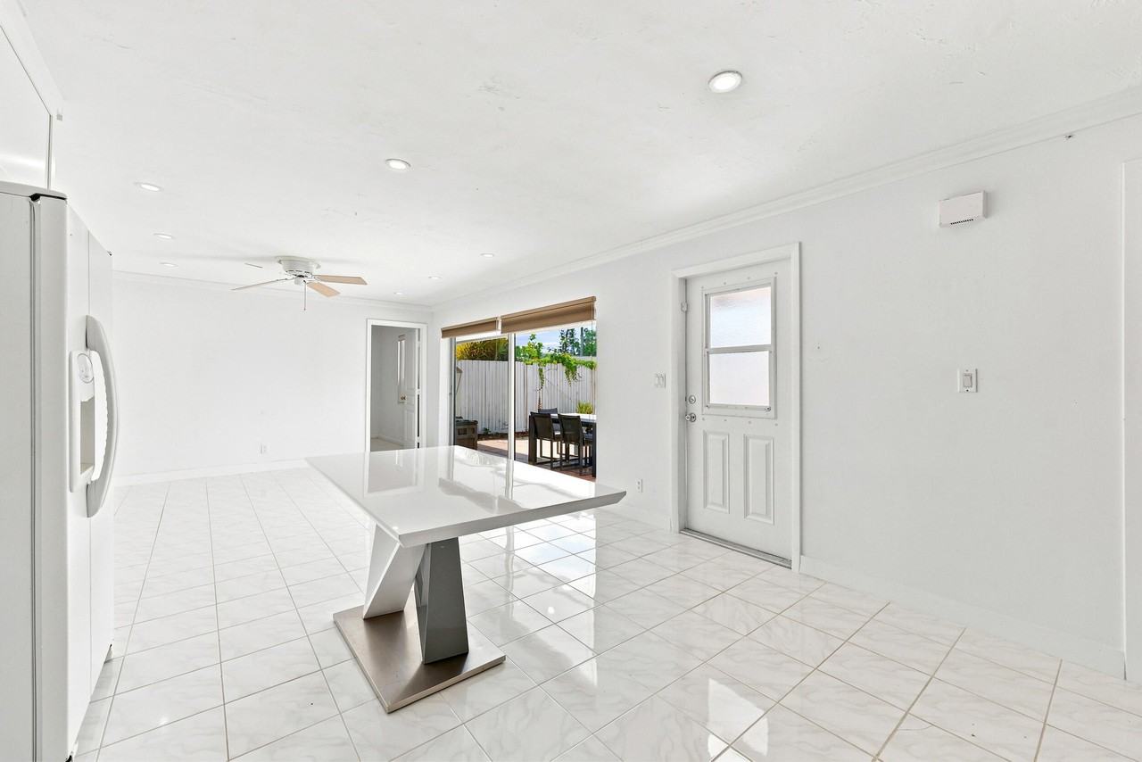 126 West Ct - Photo 4 of 34