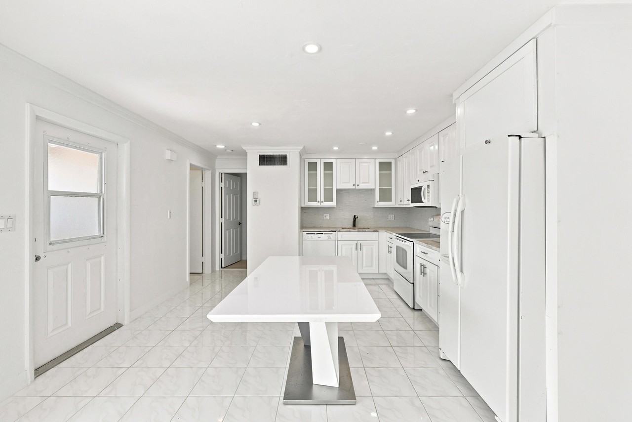 126 West Ct - Photo 5 of 34