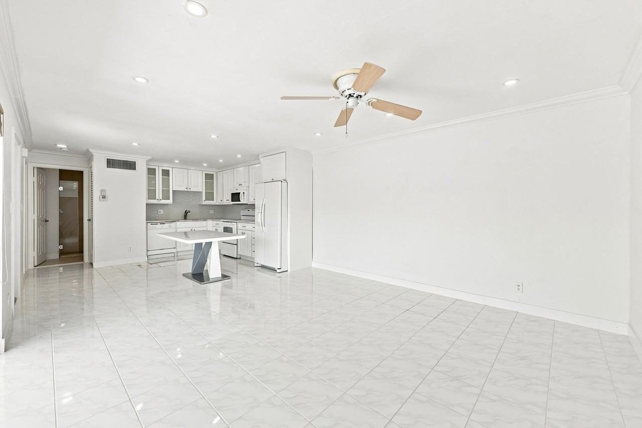 126 West Ct - Photo 7 of 34