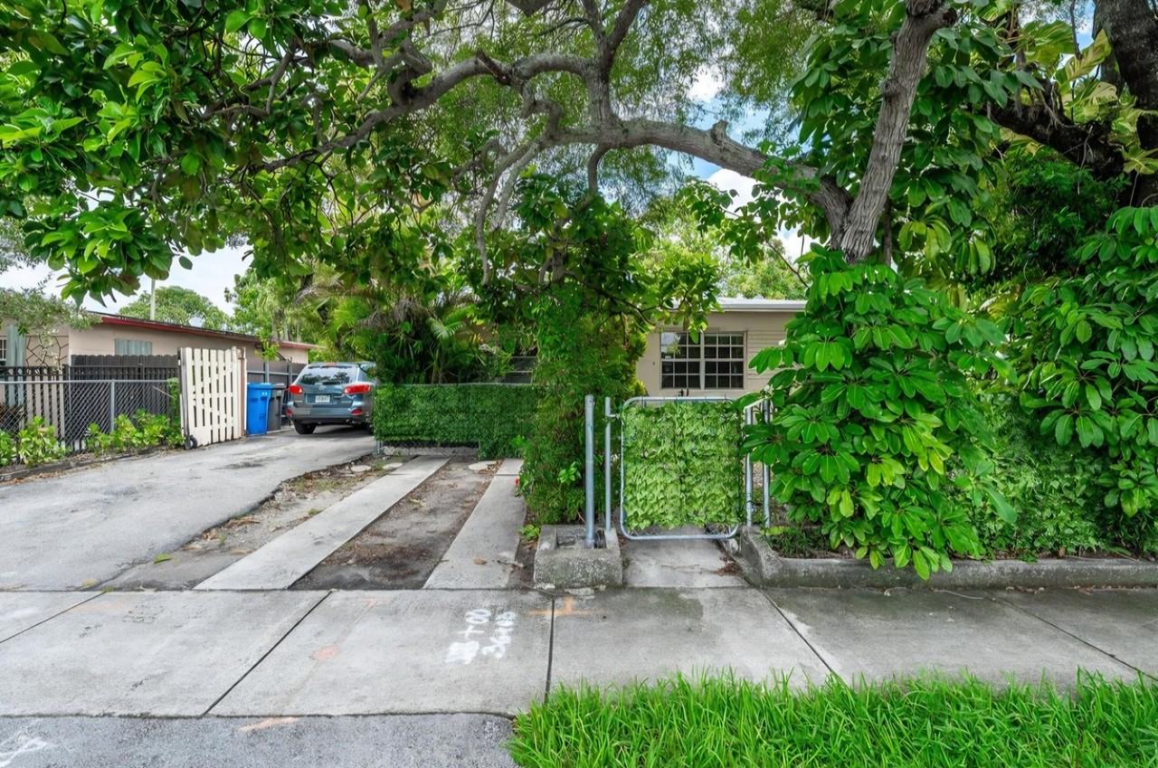 3401 Sw 48th Ave - Photo 3 of 15