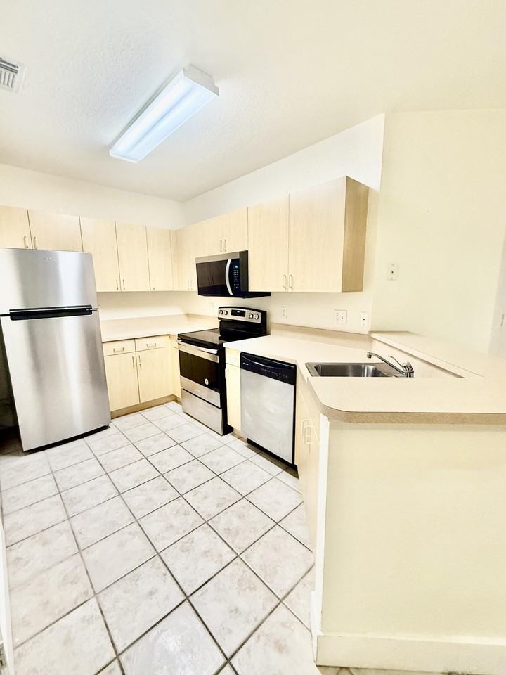 1602 Belmont Pl - Photo 4 of 19