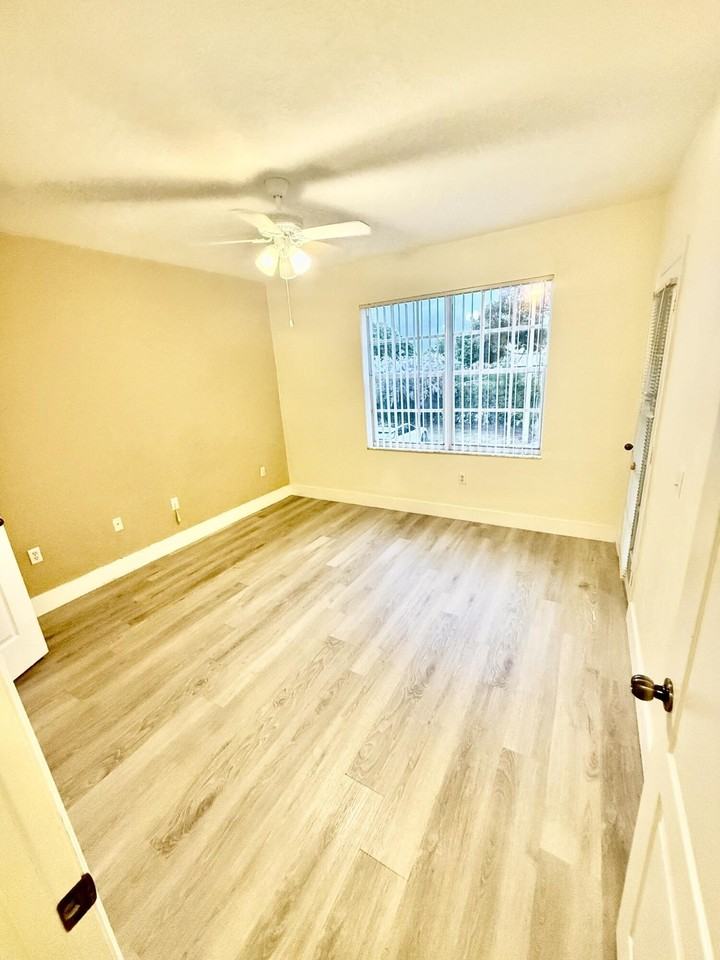 1602 Belmont Pl - Photo 7 of 19
