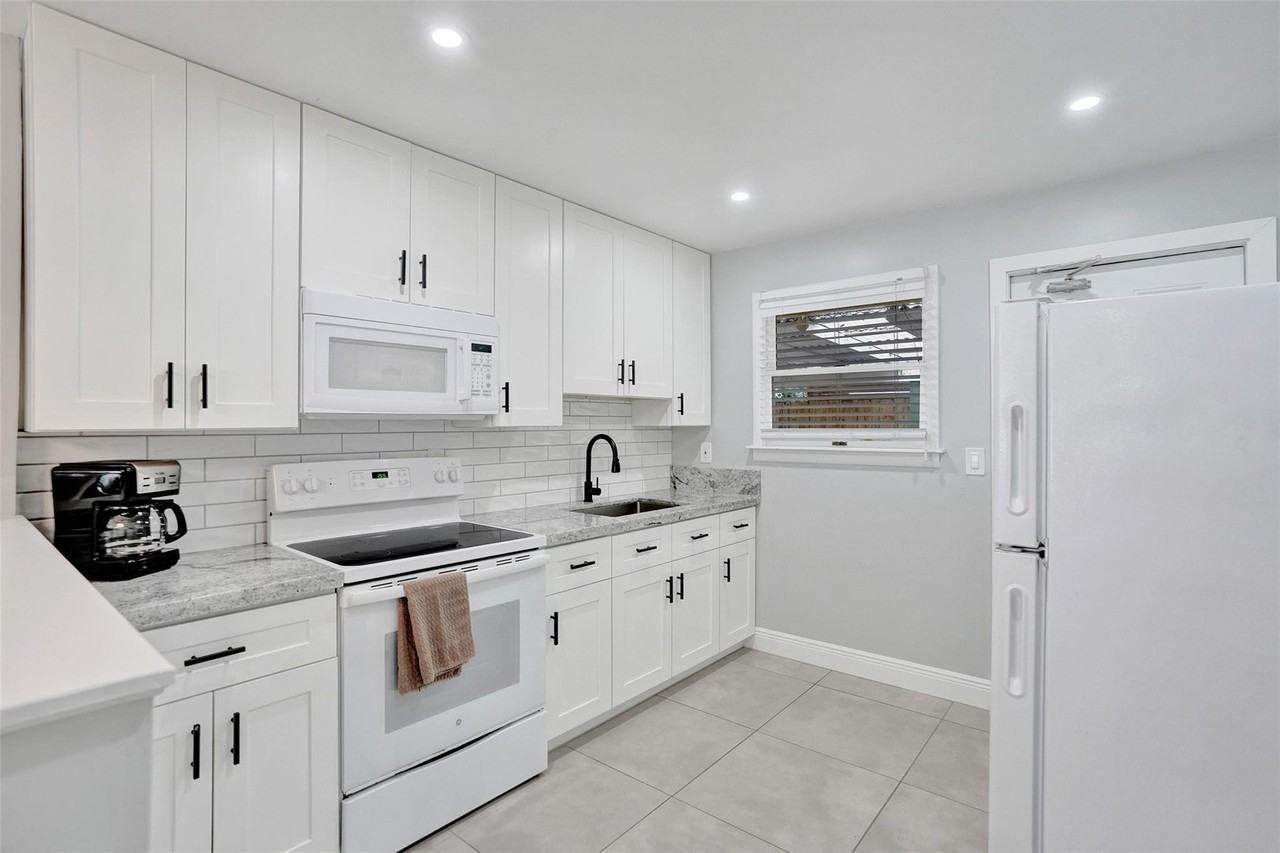 901 Se 14th Ct #1 - Photo 4 of 13