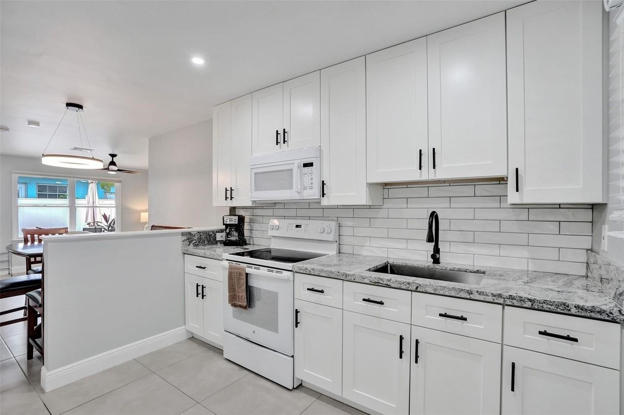 901 Se 14th Ct #1 - Photo 5 of 13