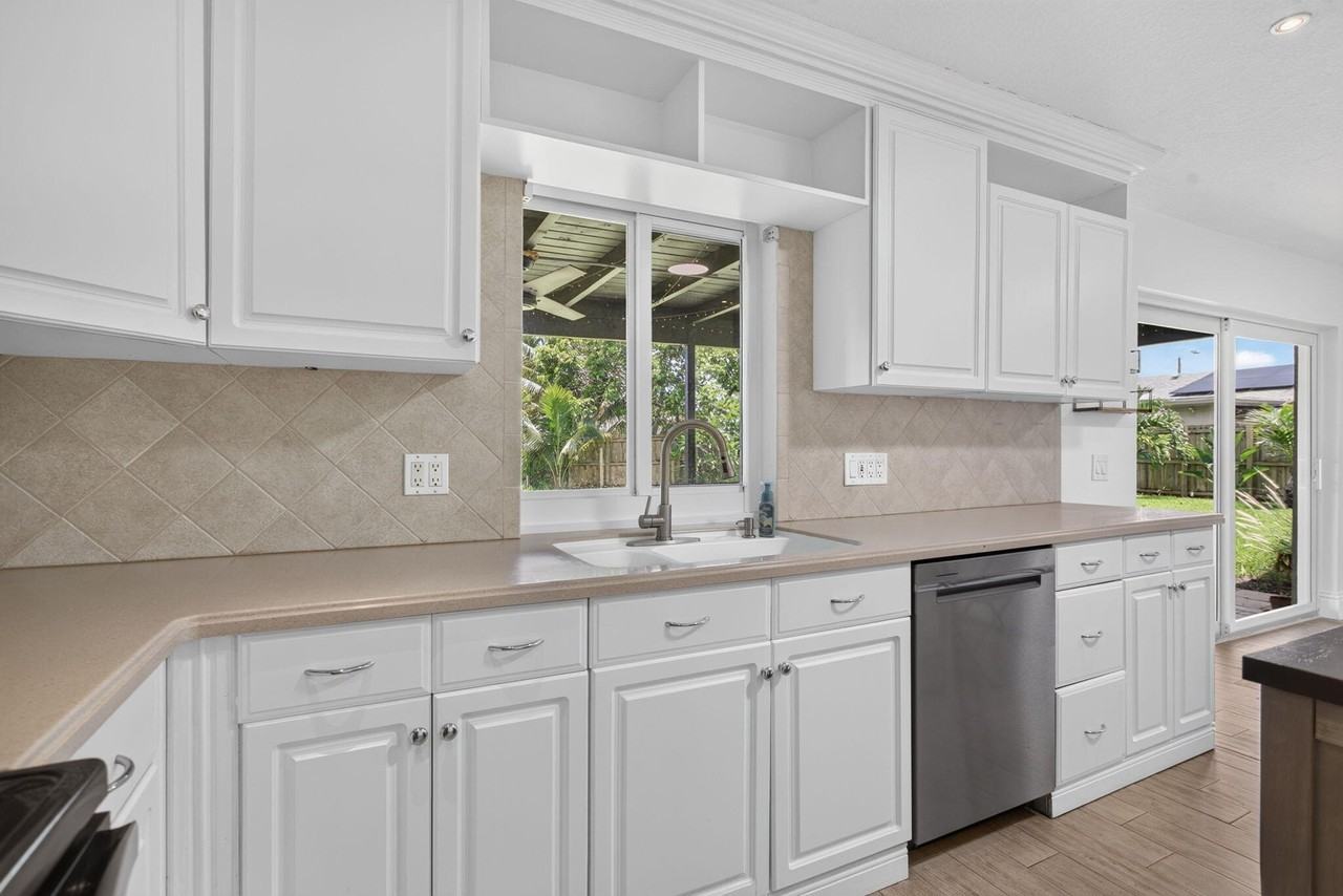 6410 Nw 34th Ave - Photo 4 of 38