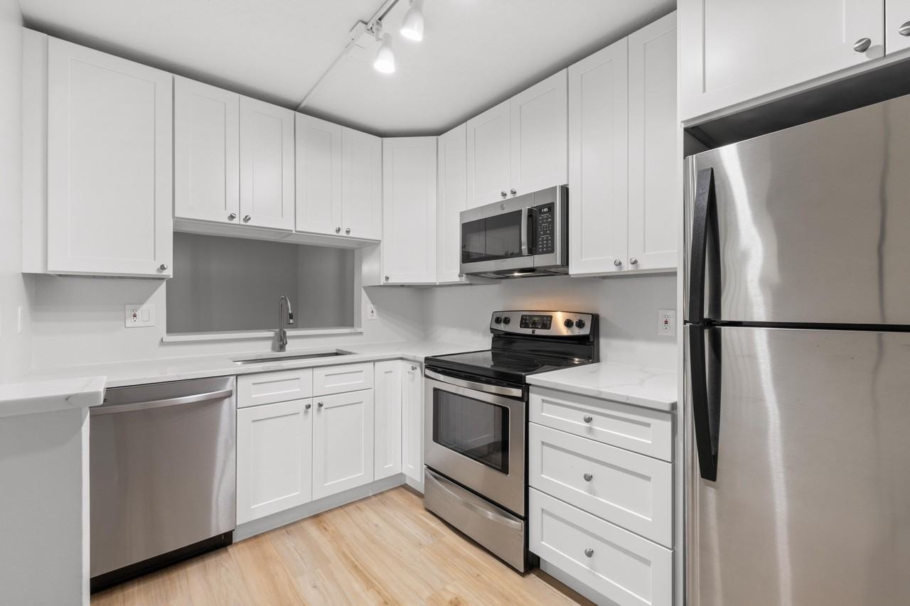 6446 Chasewood Dr #B - Photo 7 of 34