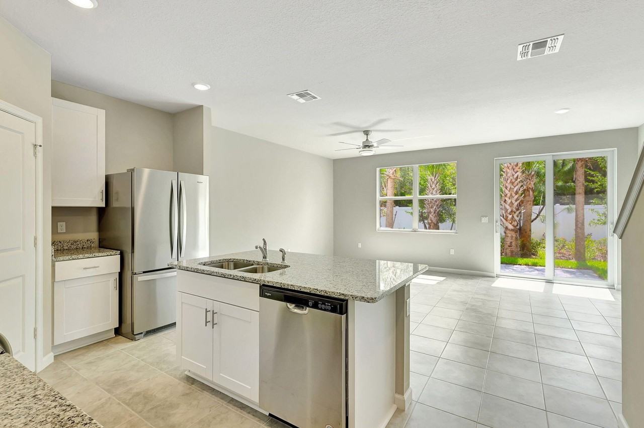 5694 Se Edgewater Cir - Photo 5 of 32