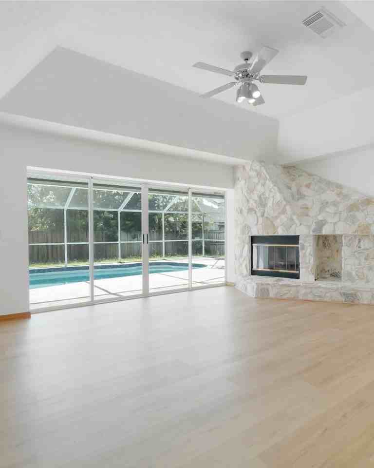 242 Se Duval Ave - Photo 3 of 12