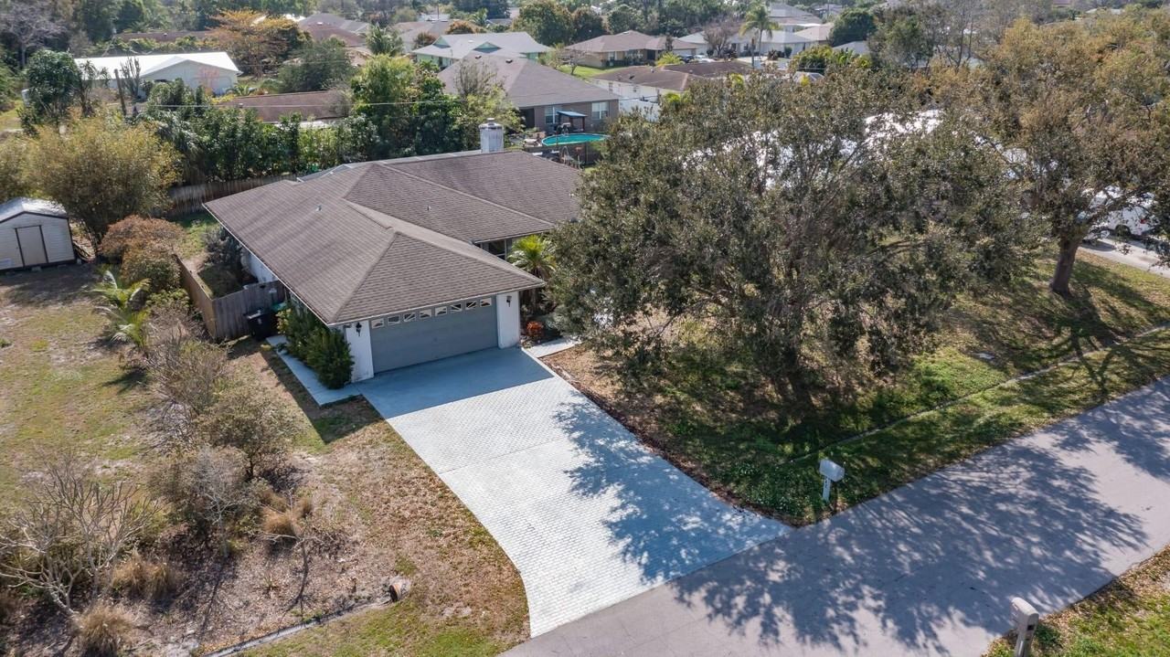 242 Se Duval Ave - Photo 5 of 12