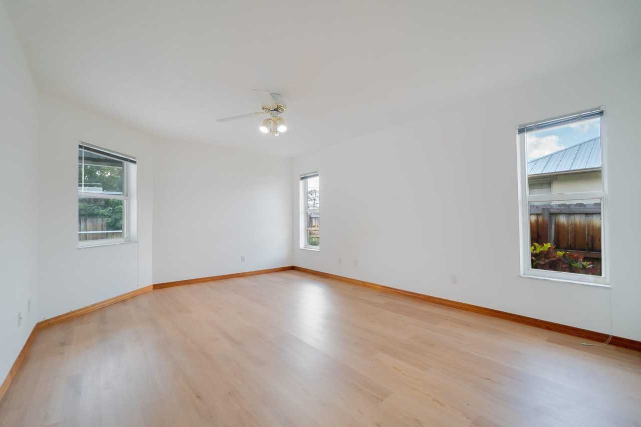 242 Se Duval Ave - Photo 6 of 12