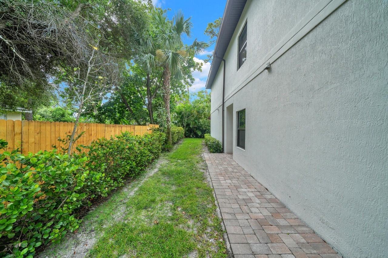 407 Bella Sol Way - Photo 3 of 33