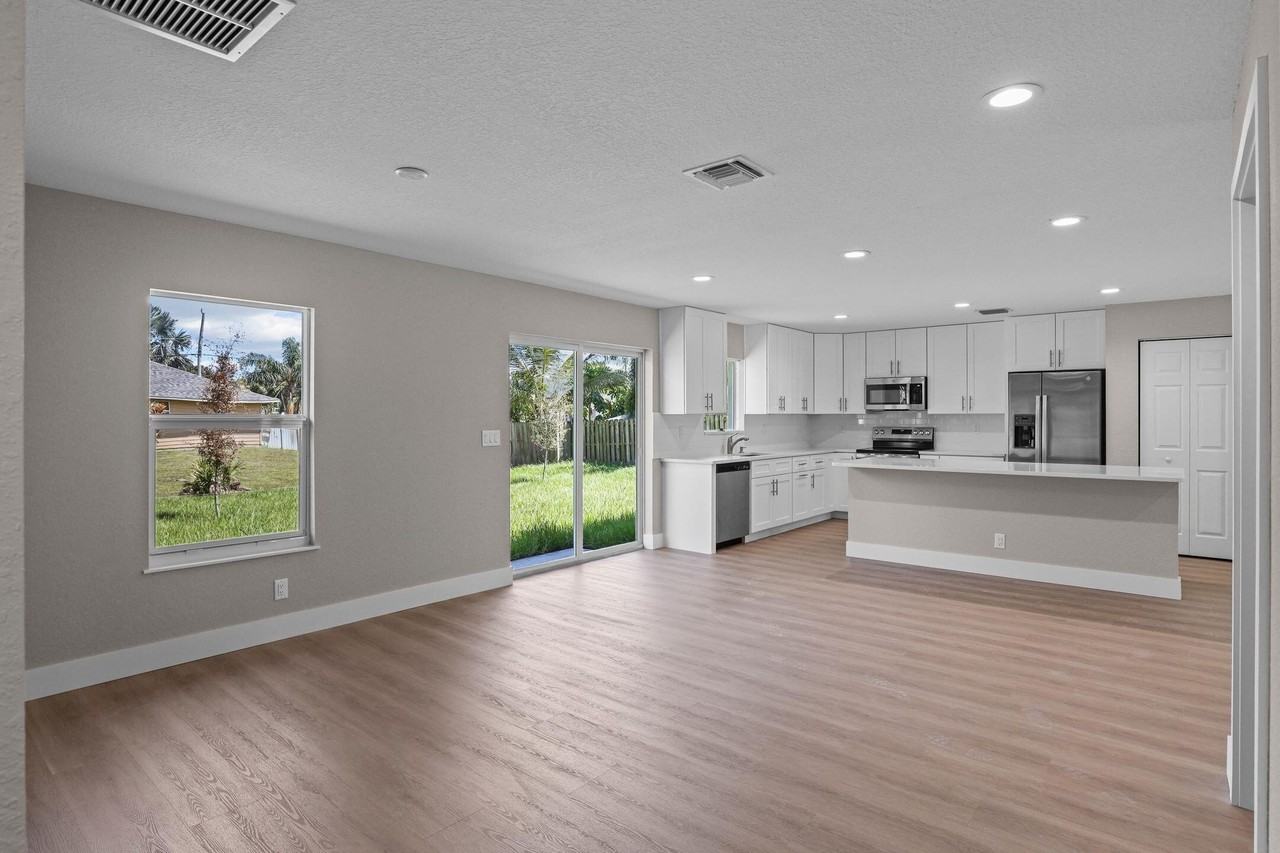 4611 Sunset Blvd - Photo 6 of 17