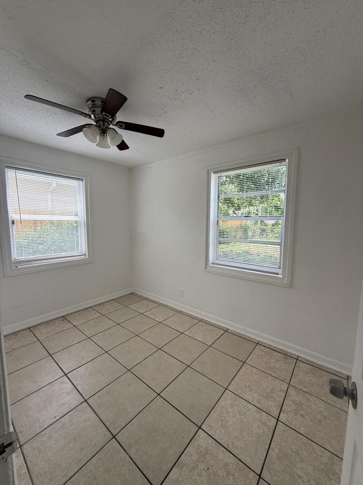 865 W 3rd St - Photo 5 of 11
