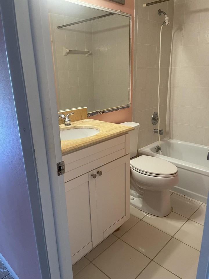 210 Windsor J - Photo 3 of 6