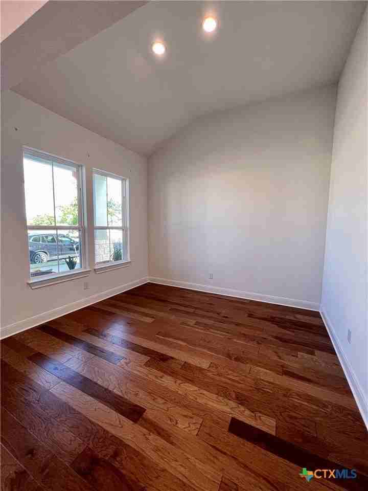 611 N Guenther Ave - Photo 4 of 32