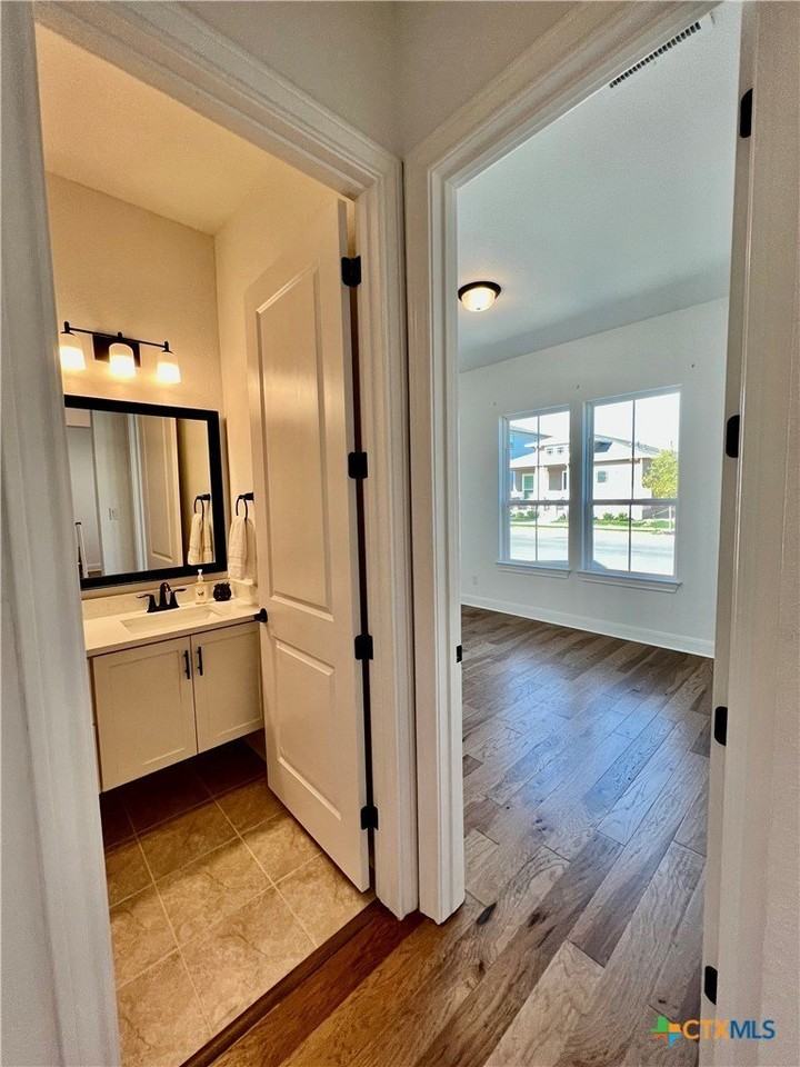 611 N Guenther Ave - Photo 5 of 32