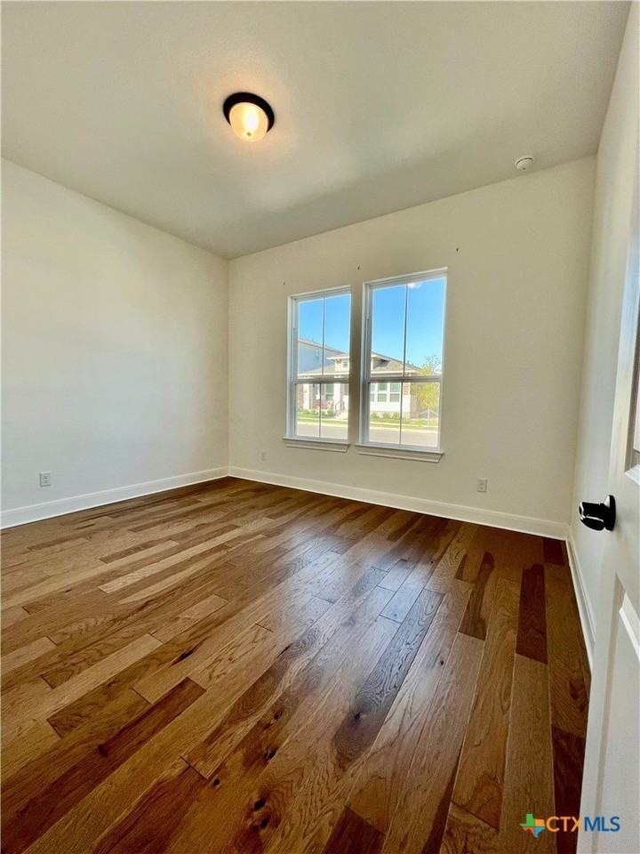 611 N Guenther Ave - Photo 6 of 32