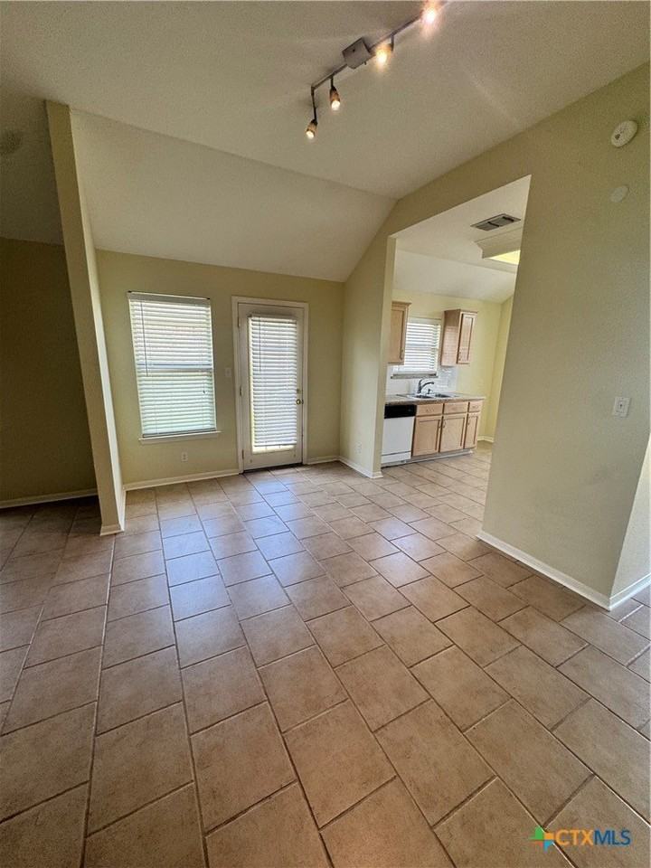 605 Pennsylvania Ave - Photo 3 of 25