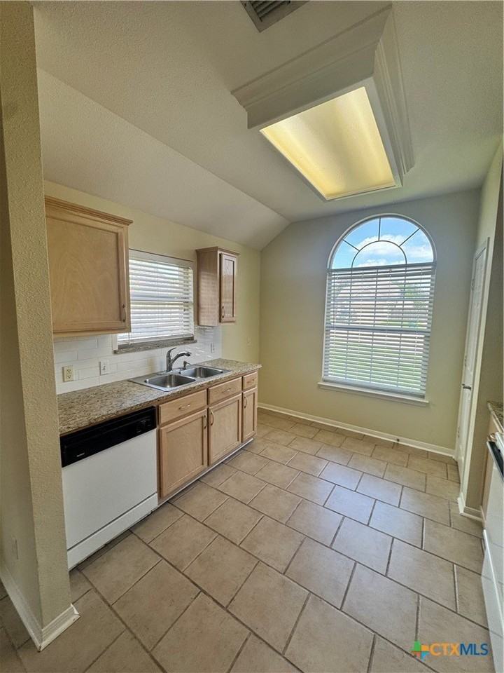 605 Pennsylvania Ave - Photo 5 of 25
