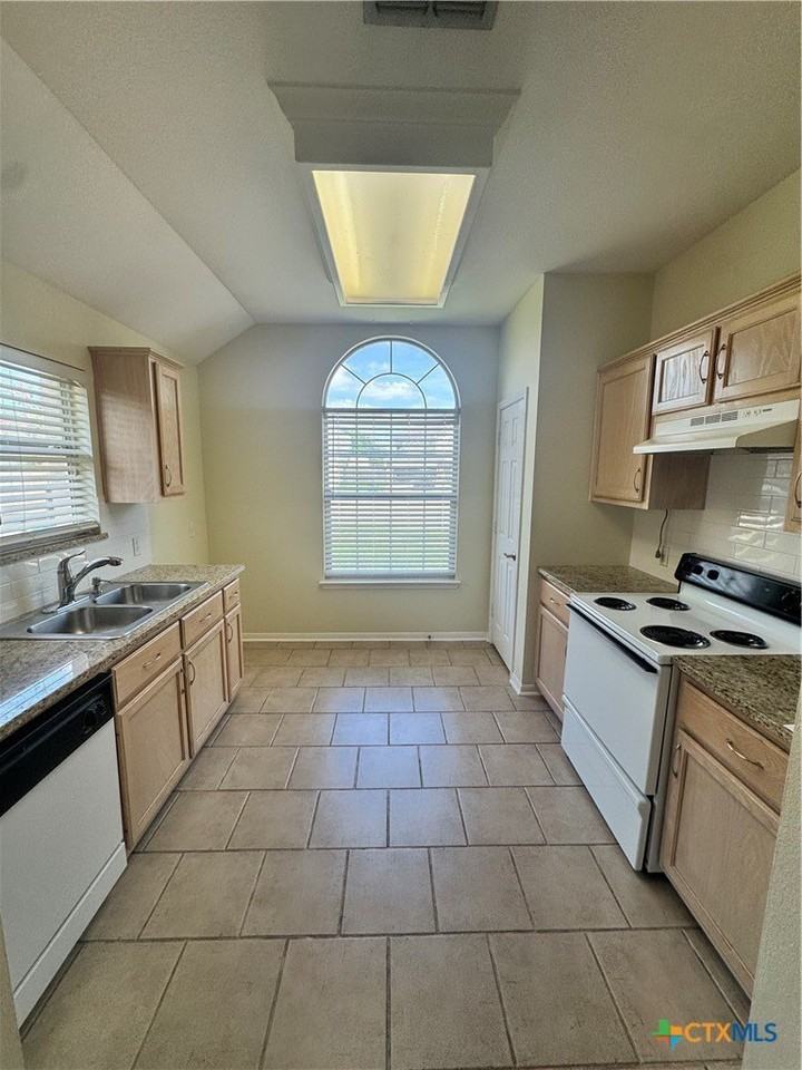 605 Pennsylvania Ave - Photo 6 of 25