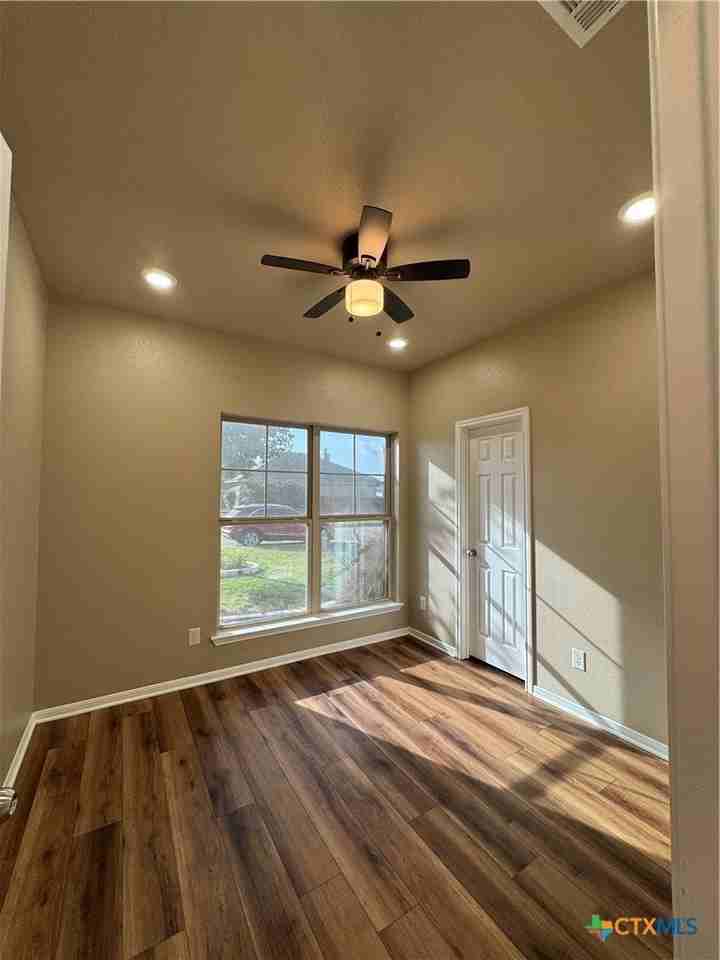 416 Parkfield Ln - Photo 4 of 12