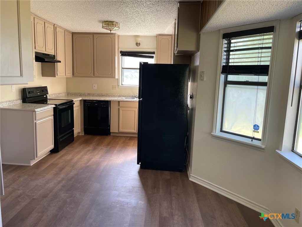 2403 Hunt Dr - Photo 6 of 34