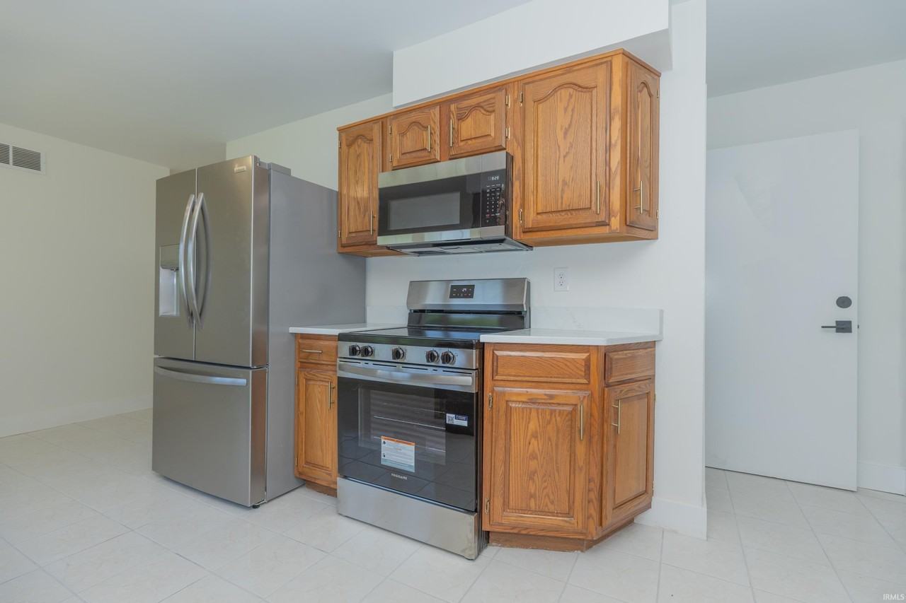 711 Carole Pl - Photo 6 of 37