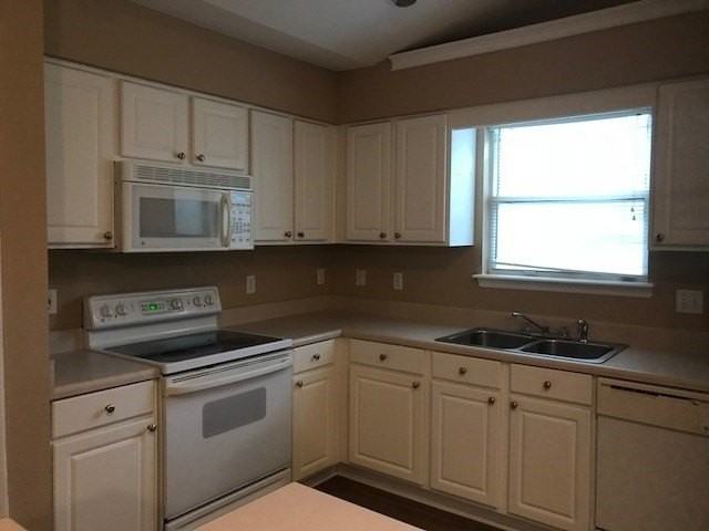 2810 Dumont Dr - Photo 4 of 14