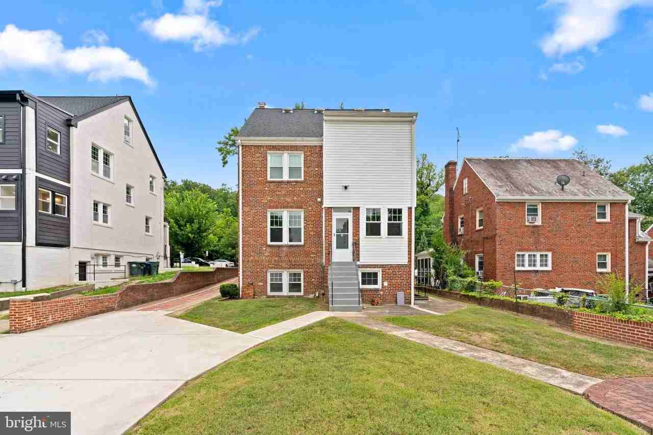 3418 Pennsylvania Ave Se - Photo 5 of 50