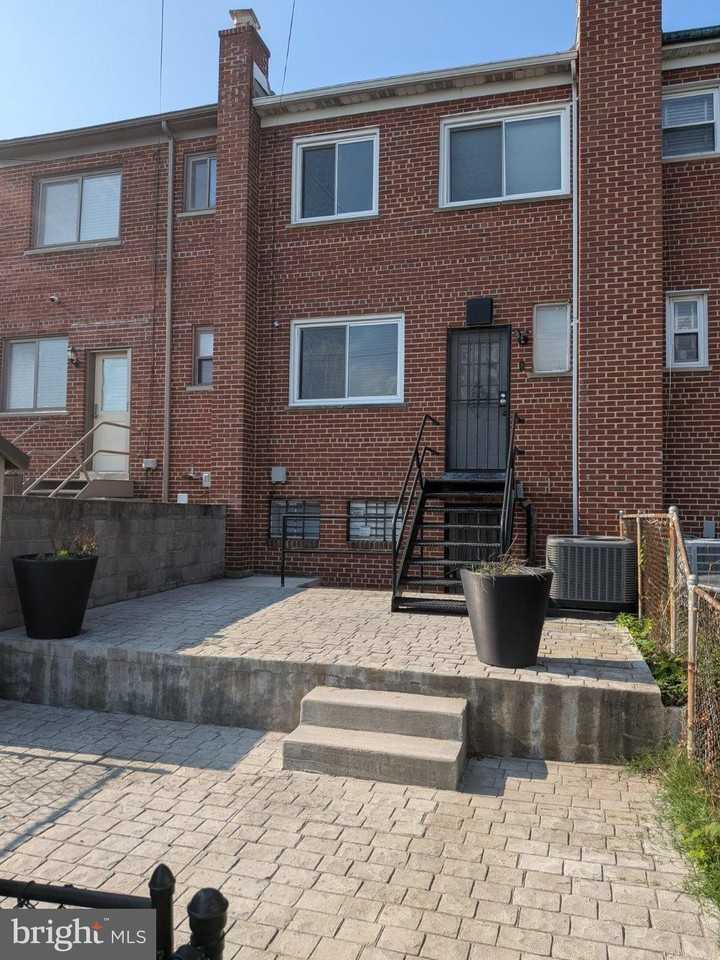 1249 Farragut Pl Ne - Photo 2 of 9