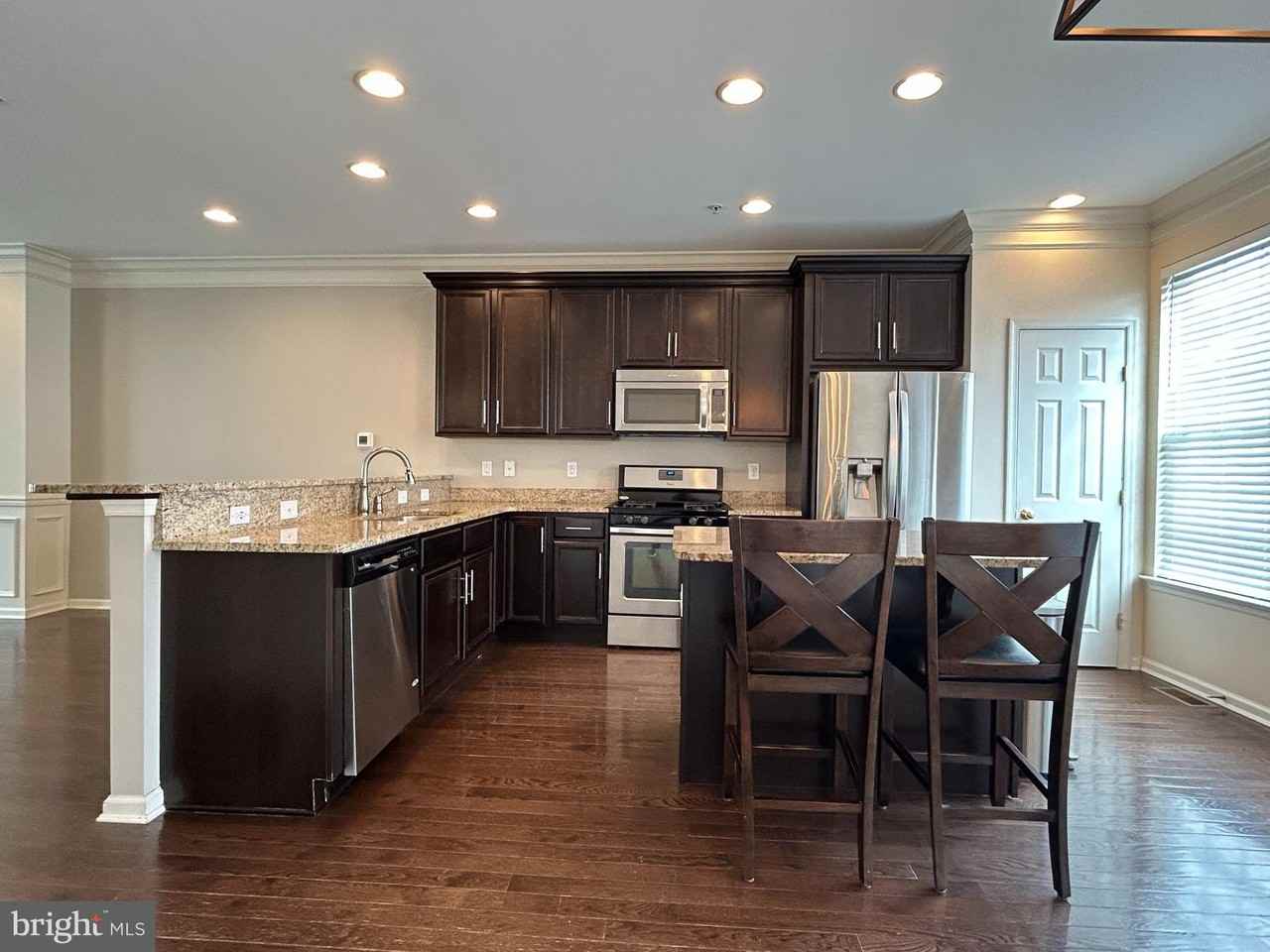 1379 Parish Ave - Photo 7 of 33
