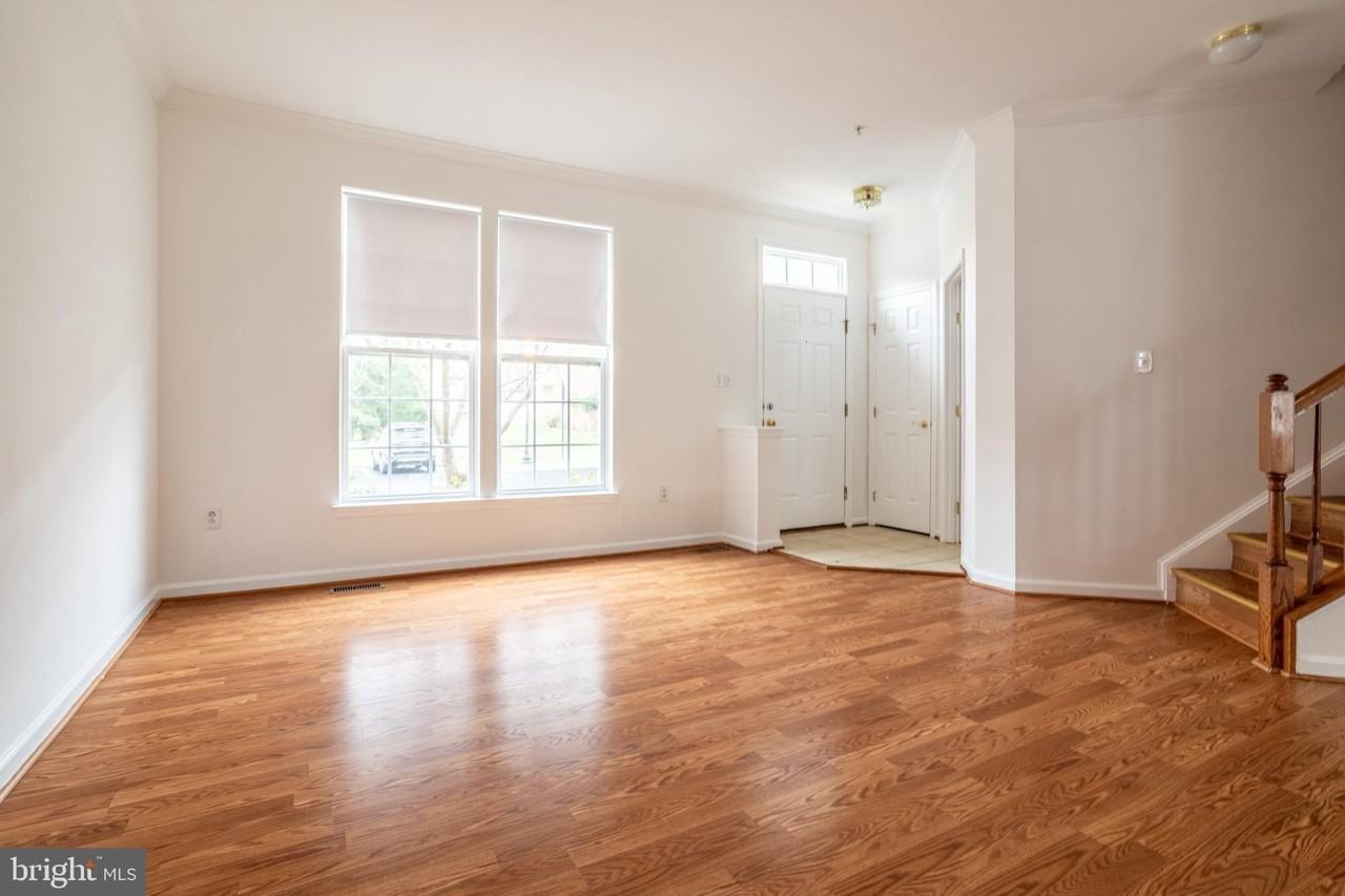 9314 Penrose St - Photo 4 of 39