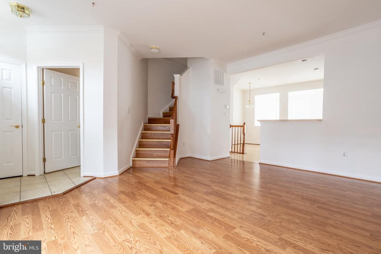 9314 Penrose St - Photo 5 of 39