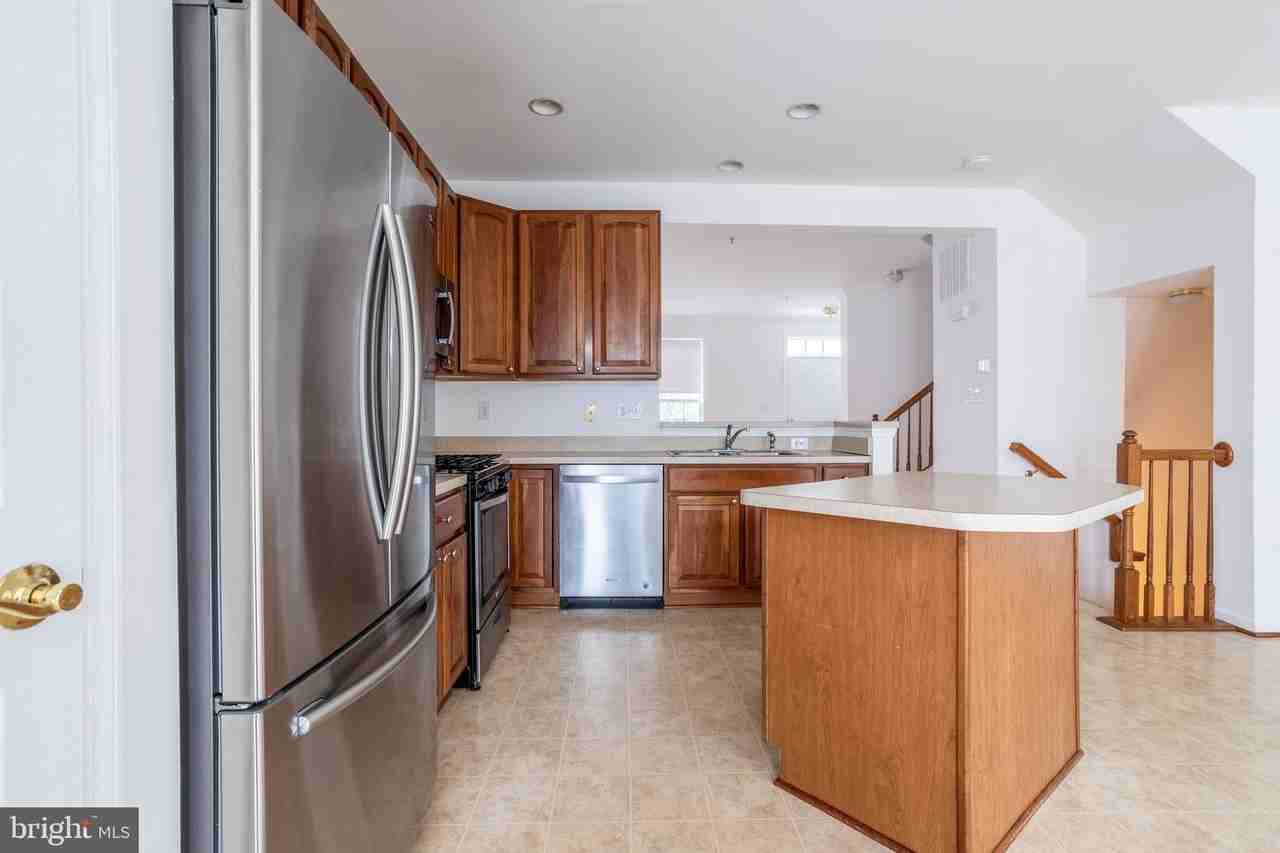 9314 Penrose St - Photo 7 of 39