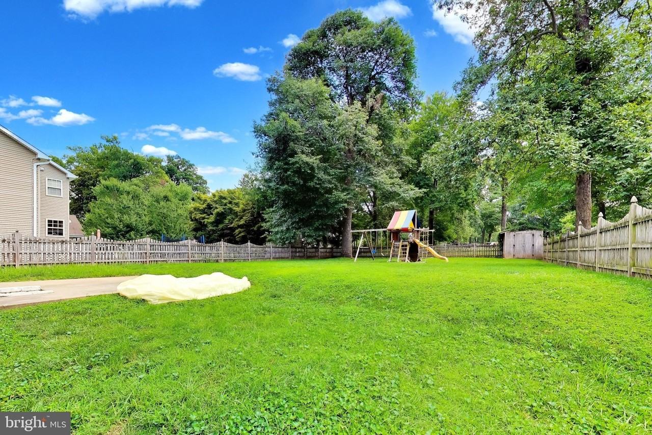 11907 Hunters Ln - Photo 3 of 44