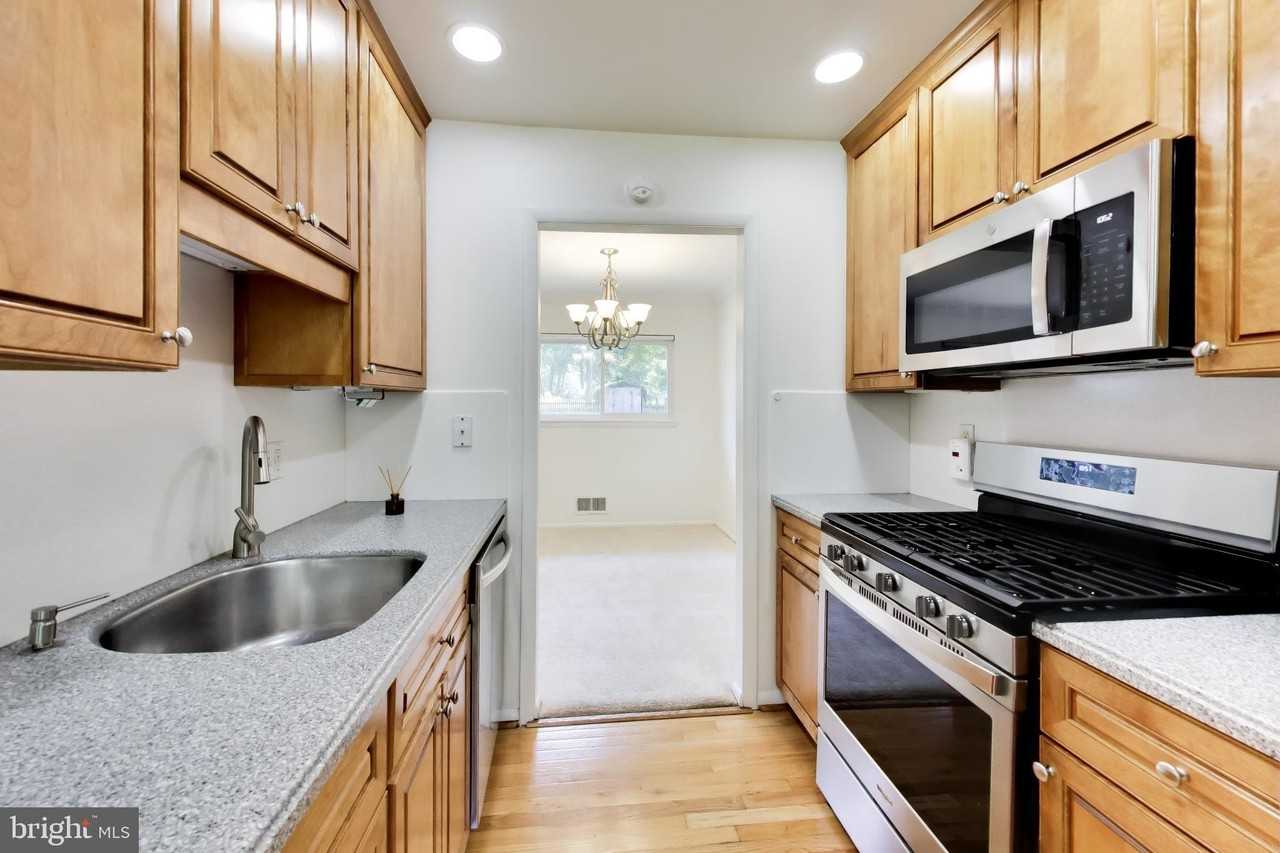 11907 Hunters Ln - Photo 4 of 44