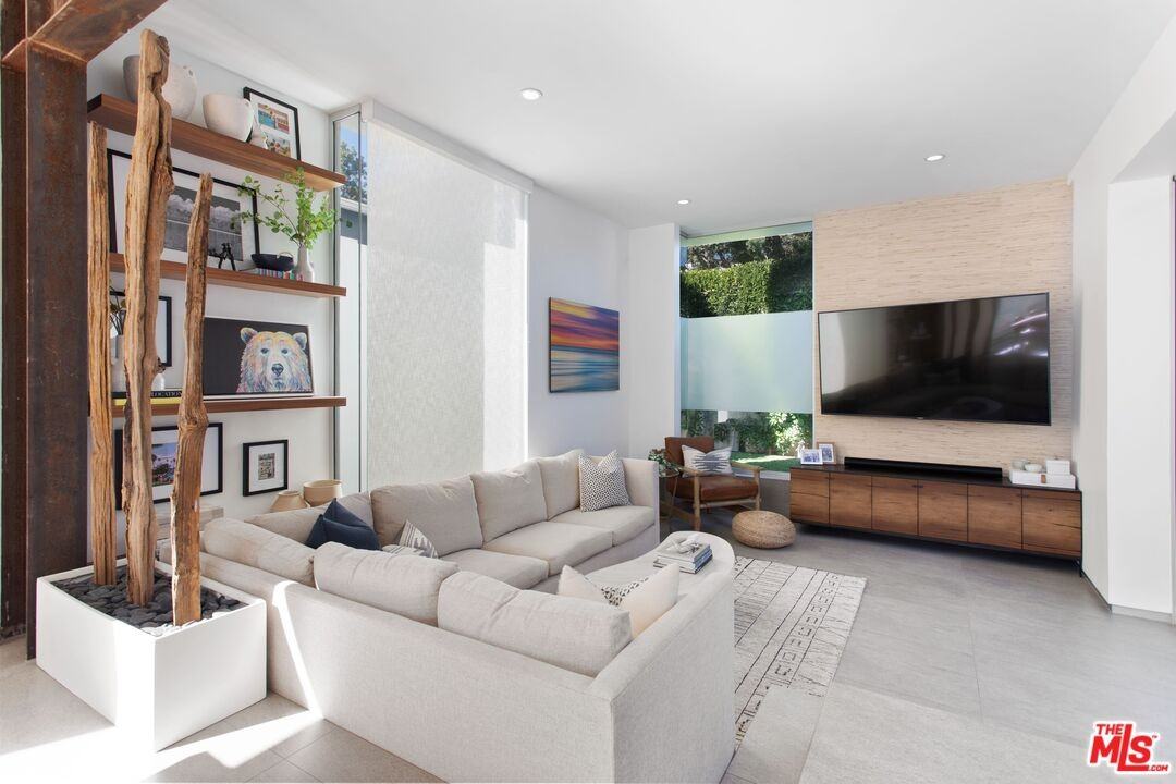 644 Navy St - Photo 4 of 8