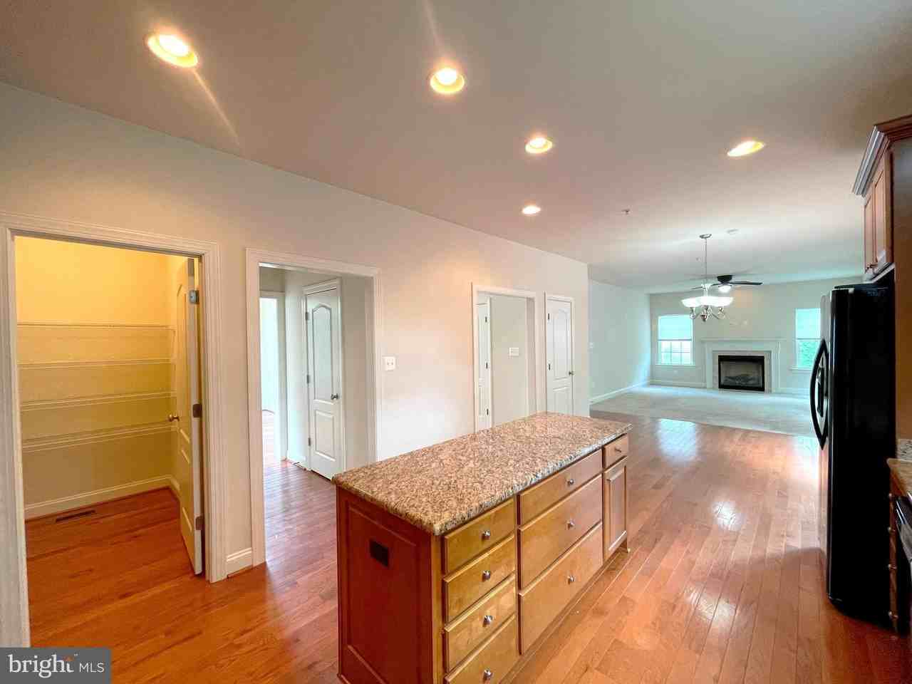 46895 Whittemoore Ct - Photo 7 of 37