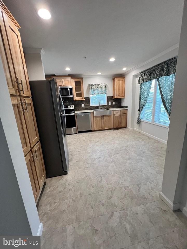 1356 Connecticut Ave - Photo 6 of 22
