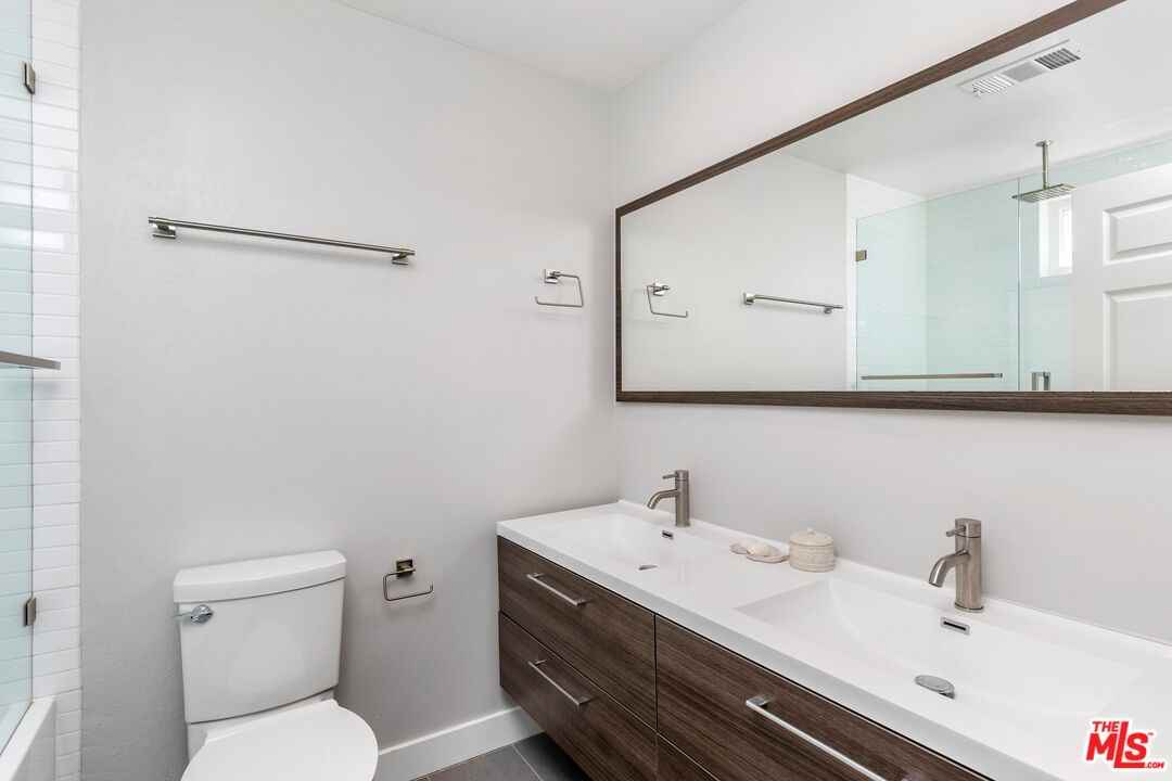 1240 24th St #1 - Photo 3 of 8