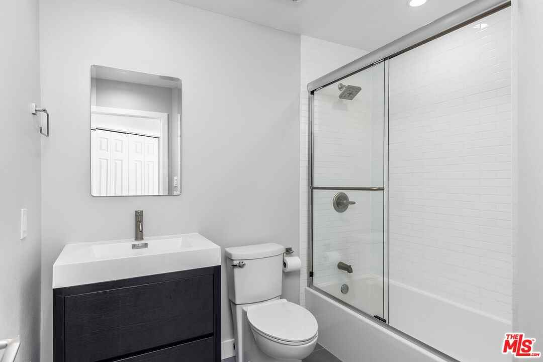 1240 24th St #1 - Photo 4 of 8