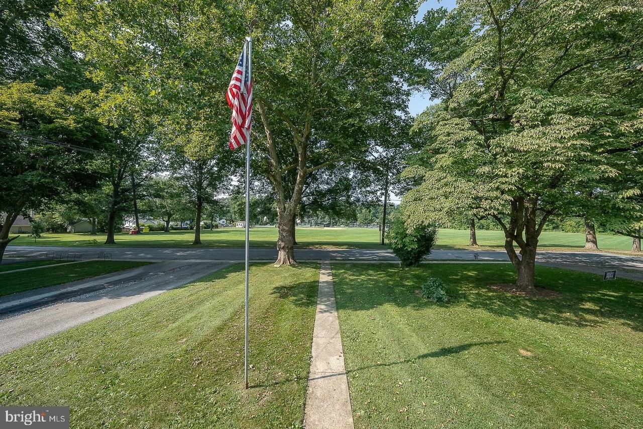 18 Clover Ln - Photo 4 of 39