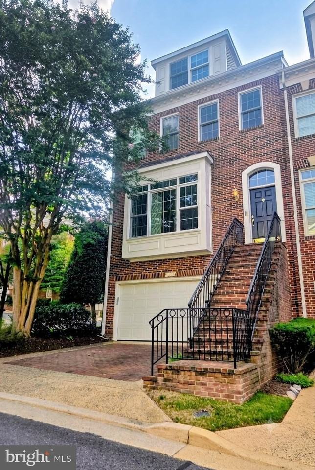 2229 N Oak Ct - Photo 2 of 17